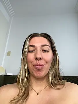 Snapshot of louiseberkeley chatting on June 25, 3:15 am louiseberkeley online show from June 25, 3:15 am