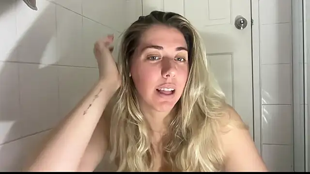 Snapshot of louiseberkeley chatting on October 29, 11:31 am louiseberkeley online show from October 29, 11:31 am