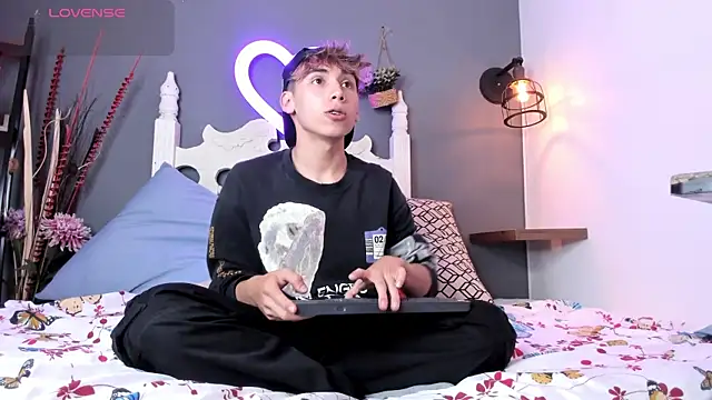 Twinkie Hung online show from September 8, 2:16 pm