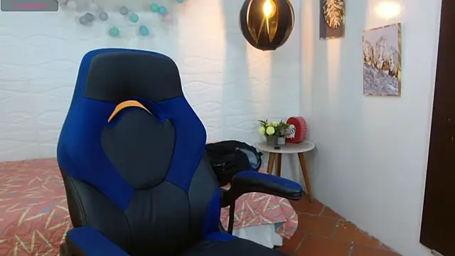 Snapshot of karlarousex chatting on December 2, 2:12 am karlarousex online show from December 2, 2:12 am