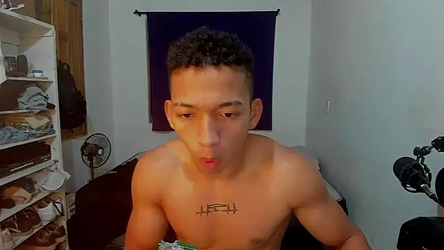 Snapshot of JuanchiT66 chatting on October 25, 4:00 am JuanchiT66 online show from October 25, 4:00 am