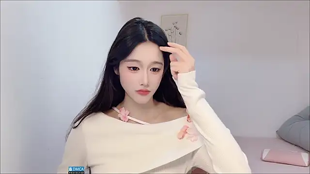 Snapshot of R_R6 chatting on October 6, 1:56 pm R R6 online show from October 6, 1:56 pm