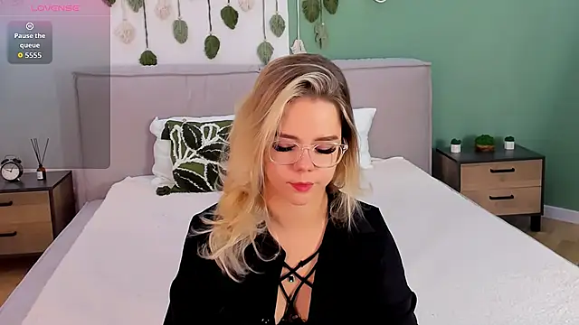 Snapshot of PrincessSlay chatting on October 3, 5:42 am PrincessSlay online show from October 3, 5:42 am
