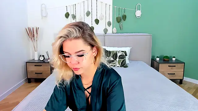 Snapshot of PrincessSlay chatting on September 16, 5:19 am PrincessSlay online show from September 16, 5:19 am