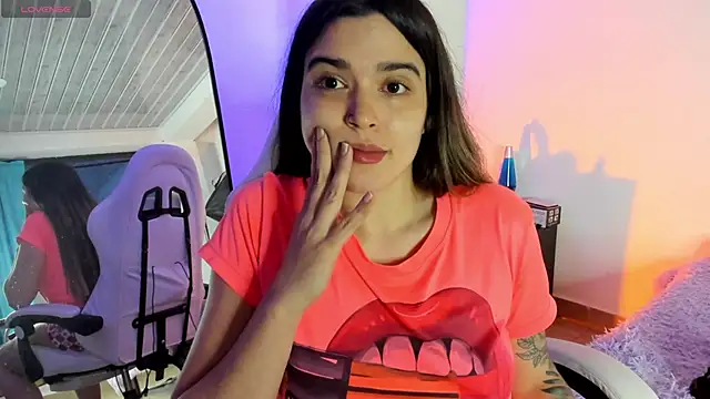 MiaVillalobos online show from May 3, 8:30 am