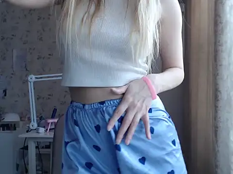 LollaxBunny online show from March 8, 8:39 am