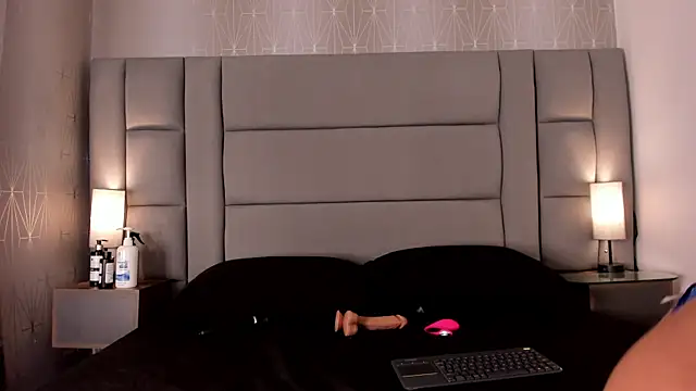 Mia-Medina online show from December 19, 7:38 pm