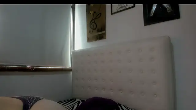 Roxannelorence  online show from October 20, 4:40 pm