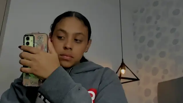 Snapshot of sophiasweet__1 chatting on December 15, 2:01 pm sophiasweet 1 online show from December 15, 2:01 pm