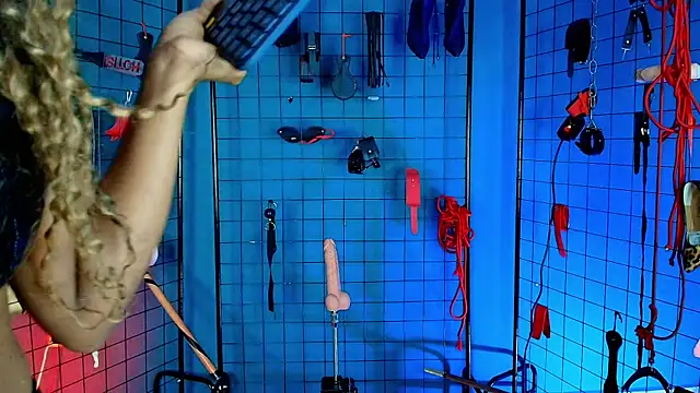 MrEbonybdsm online show from December 22, 12:38 pm