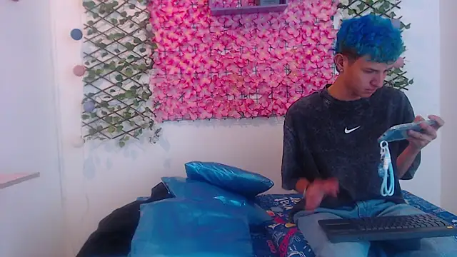 Snapshot of iam_lukas__ chatting on September 13, 4:23 am iam lukas online show from September 13, 4:23 am