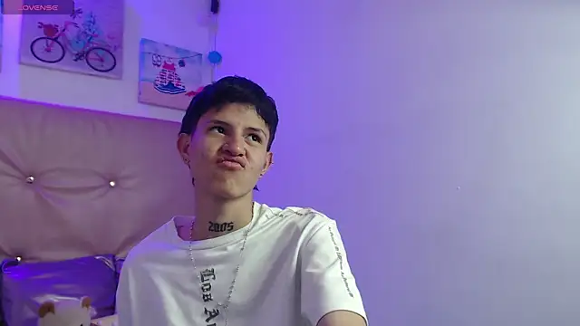 Snapshot of iam_lukas__ chatting on December 15, 6:47 pm iam lukas online show from December 15, 6:47 pm