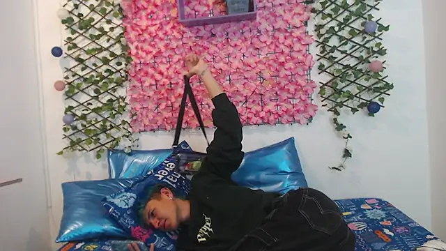 Snapshot of iam_lukas__ chatting on September 15, 7:36 pm iam lukas online show from September 15, 7:36 pm