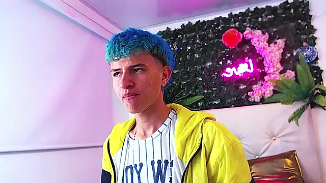 Snapshot of iam_lukas__ chatting on October 9, 3:18 am iam lukas online show from October 9, 3:18 am