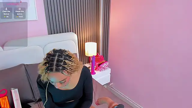 Clawdeen  wolf online show from December 18, 8:45 pm