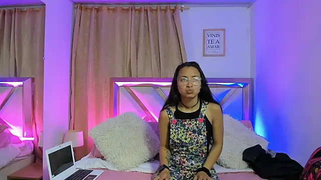 Snapshot of bravepetunia chatting on October 17, 12:18 pm bravepetunia online show from October 17, 12:18 pm
