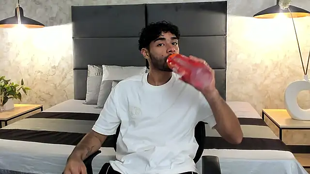 Snapshot of RaphaelDufort chatting on November 22, 11:36 pm RaphaelDufort online show from November 22, 11:36 pm