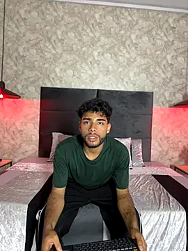 Snapshot of RaphaelDufort chatting on September 16, 12:33 am RaphaelDufort online show from September 16, 12:33 am