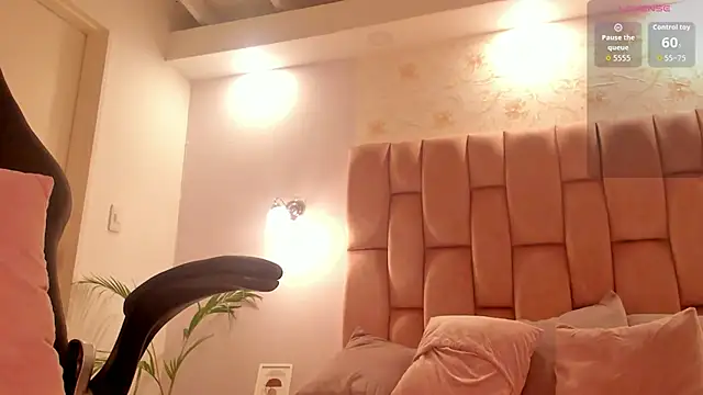 Snapshot of aishathornee chatting on January 18, 1:14 pm aishathornee online show from January 18, 1:14 pm