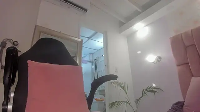 aishathornee online show from March 30, 7:15 pm