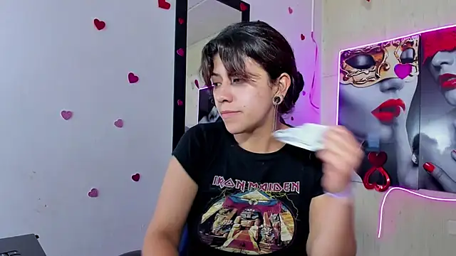 Snapshot of Raven_Rouge_ chatting on May 11, 12:39 pm Raven Rouge online show from May 11, 12:39 pm