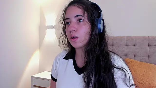 Nicol Chang online show from November 19, 8:20 pm