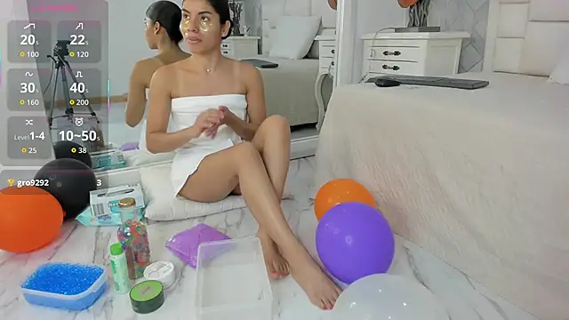 naia cox online show from October 31, 4:09 am