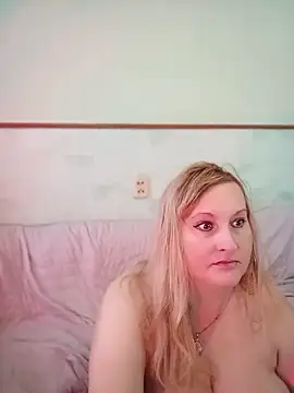 Snapshot of XHelenaX90 chatting on February 25, 10:04 am XHelenaX90 online show from February 25, 10:04 am