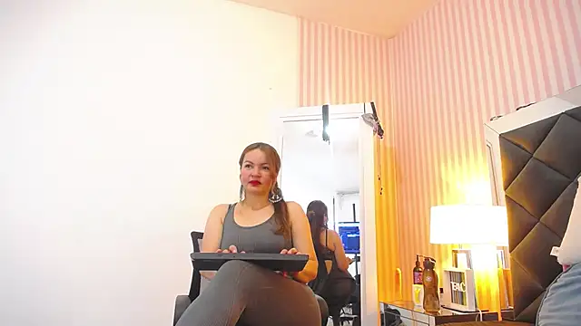 ViictoriaJones  online show from December 17, 12:43 pm