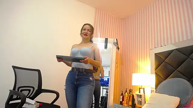 ViictoriaJones  online show from December 15, 1:17 pm