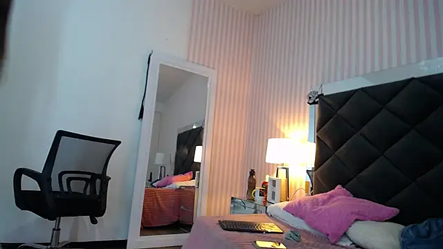 Snapshot of ViictoriaJones_ chatting on October 18, 12:51 pm ViictoriaJones online show from October 18, 12:51 pm