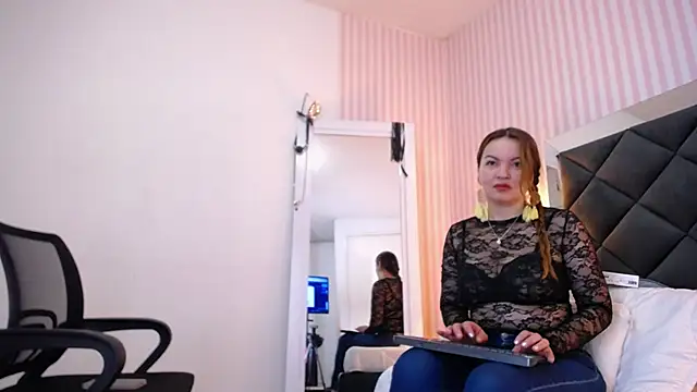 ViictoriaJones  online show from November 6, 12:42 pm