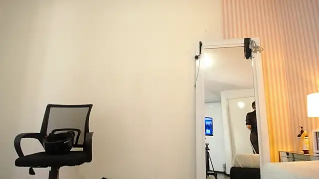 ViictoriaJones  online show from November 12, 3:05 pm