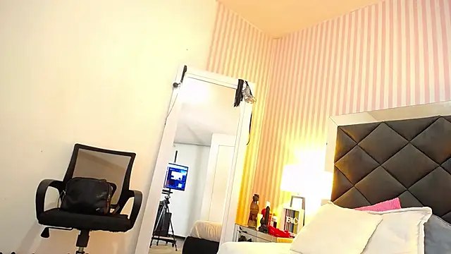 ViictoriaJones  online show from November 19, 1:22 pm