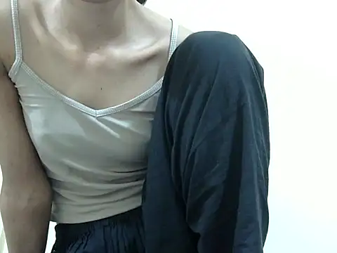 smallcuute online show from November 18, 12:30 pm