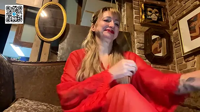 Snapshot of Lapussia chatting on November 12, 8:23 pm Lapussia online show from November 12, 8:23 pm