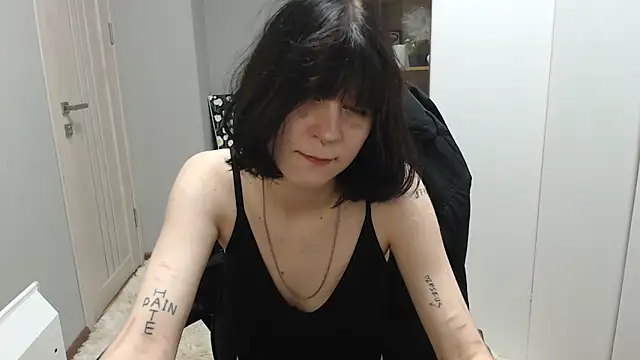 Snapshot of TinaQuiin chatting on October 10, 8:04 am TinaQuiin online show from October 10, 8:04 am