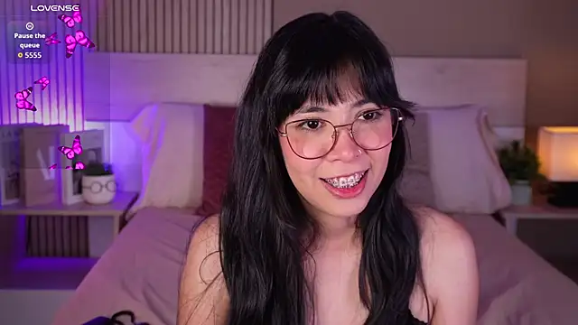 aprilqueenie online show from May 15, 7:45 pm