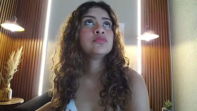 CurlyDani online show from April 7, 2:02 am