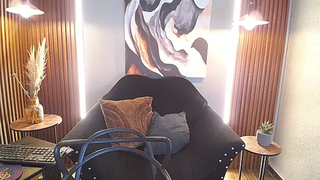 CurlyDani online show from April 7, 2:08 pm