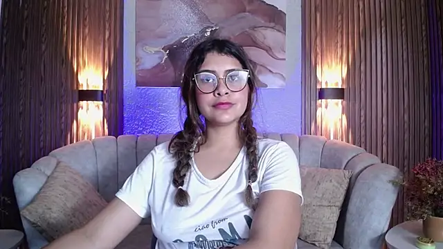 CurlyDani online show from April 17, 2:09 pm