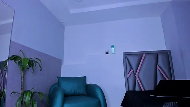 aurora tziu online show from September 18, 4:04 am