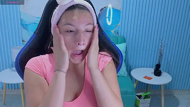 Snapshot of Cami_Boobss chatting on December 14, 12:11 pm Cami Boobss online show from December 14, 12:11 pm