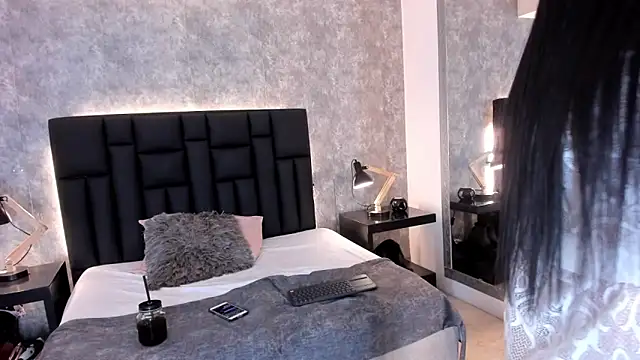 crystaldarliing online show from September 9, 5:00 pm