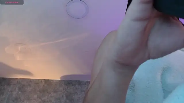 crystaldarliing online show from March 22, 5:36 pm