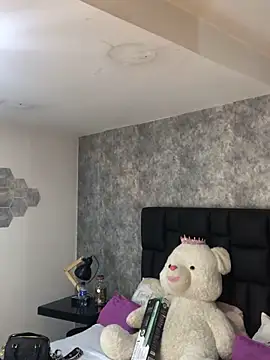 crystaldarliing online show from June 1, 5:23 pm