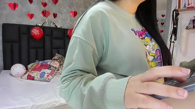 crystaldarliing online show from February 12, 1:22 pm