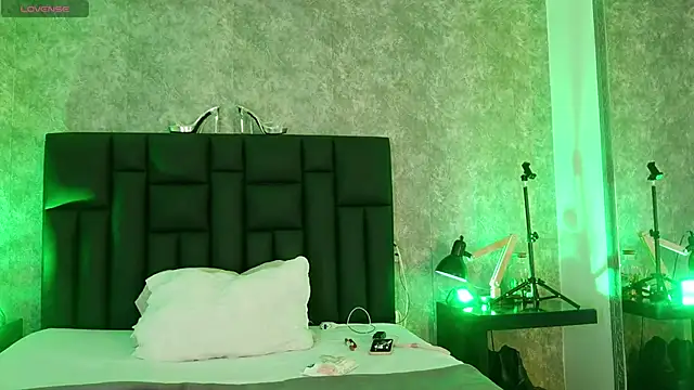 crystaldarliing online show from April 15, 5:50 pm