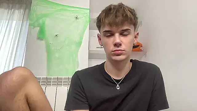 Snapshot of Milk_Guy chatting on October 28, 12:59 pm Milk Guy online show from October 28, 12:59 pm