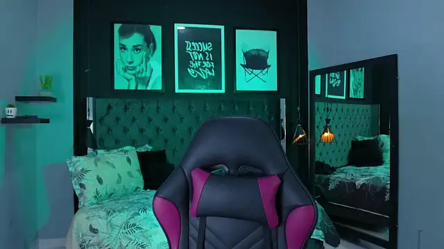 Snapshot of kitty_collins_ chatting on February 21, 11:56 am kitty collins online show from February 21, 11:56 am